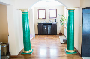 Zielony stiuk + złote filary